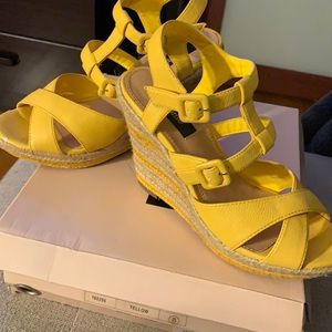 Theme size 8 yellow wedges